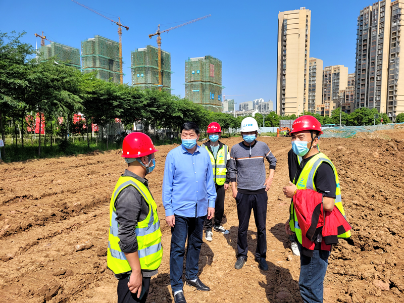 六安市重點工程建設(shè)管理處黨組書記、主任陳斌到長安路南延項目調(diào)研復工復產(chǎn)工作